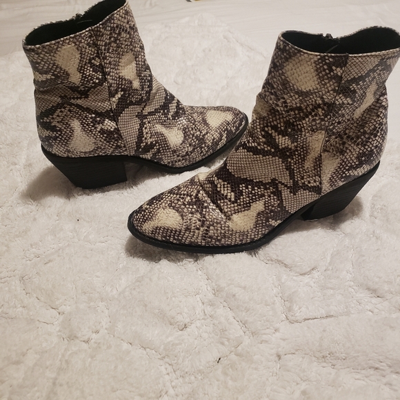 CATHERINE MALANDRINO SNEAKE BOOTIES SIZE :7 1/2 - Picture 2 of 8